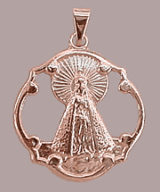 Com a Imagem de Nossa Senhora Aparecida.